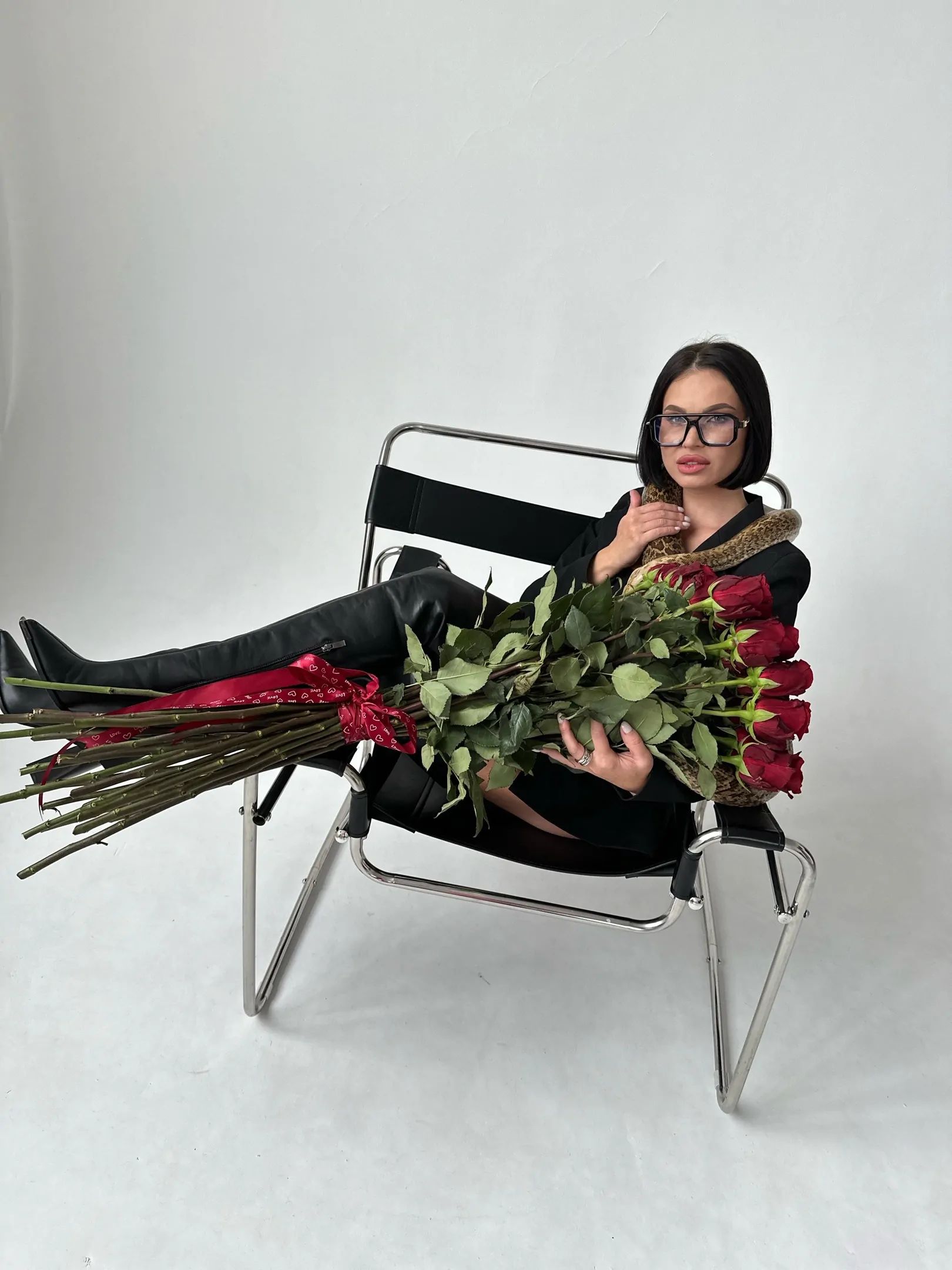 Букет из 25 красных роз 100 см с крупным бутоном на ленте