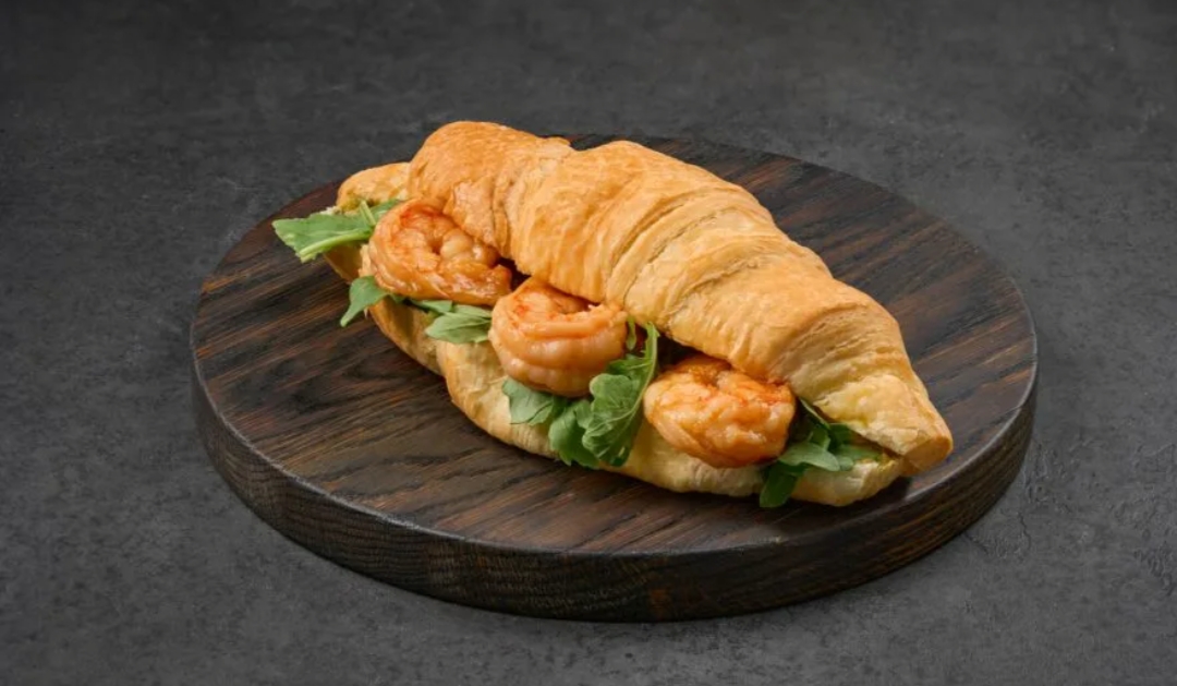 Круасан с тигровыми креветками