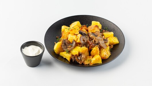 Картофель жаренный с грибами, зеленью и сметаной