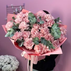 Букет из 25 розовых диантусов с эвкалиптом