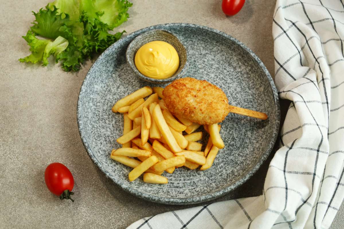 Куриное эскимо с фри и соусом