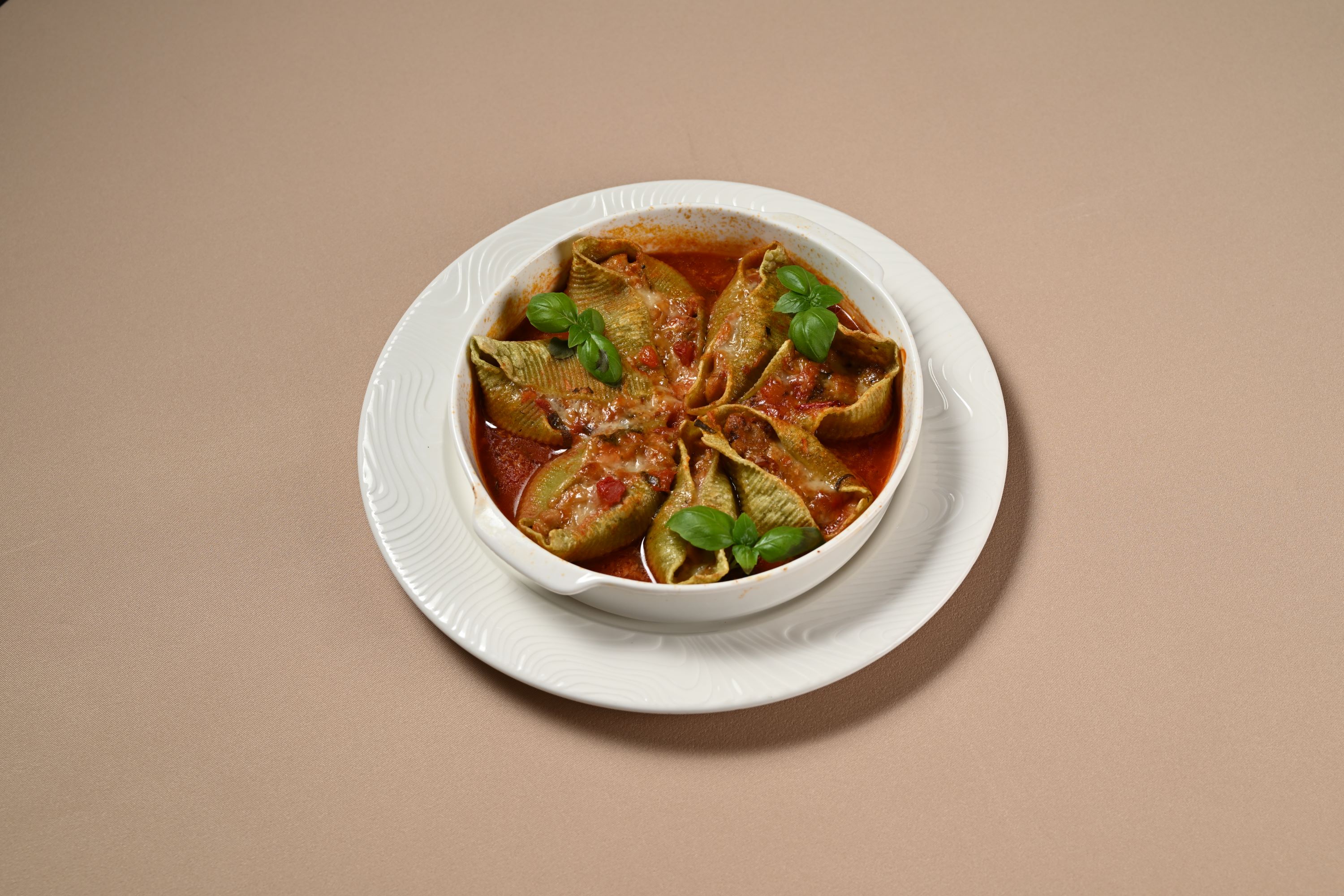 Конкильони, фаршированные курицей, грибами и сыром пармезан