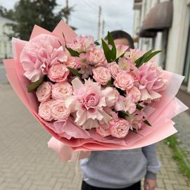 Пионовидные розы и альстромерии