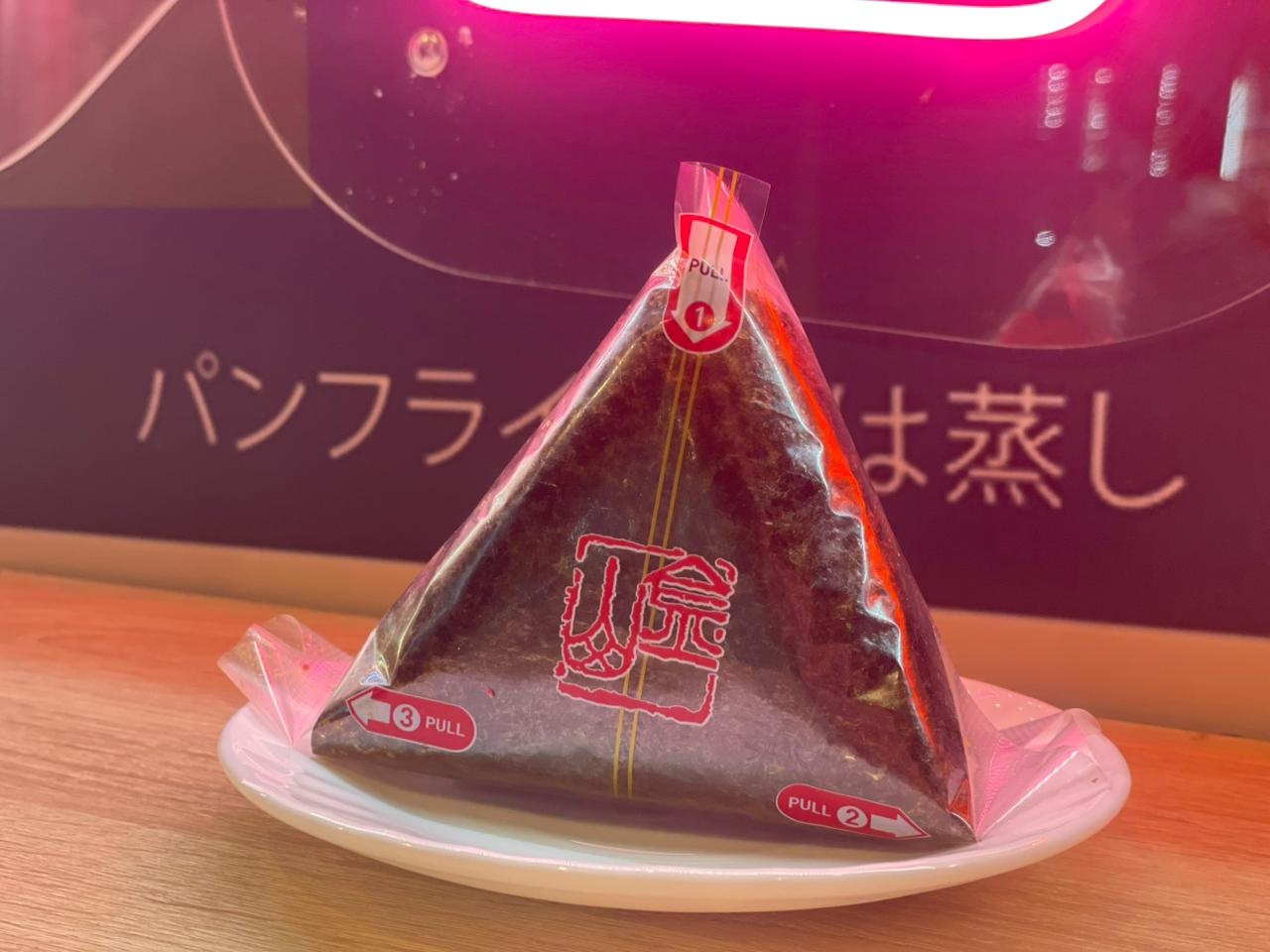 Онигири с лососем