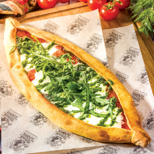 Пиде с сыром Страчателла и томатами