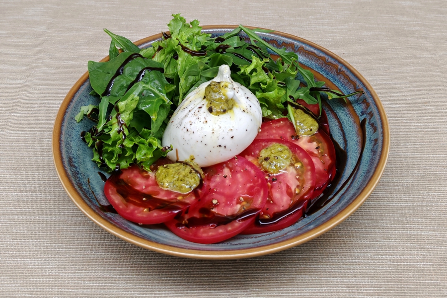 Салат Капрезе с сыром Буррата