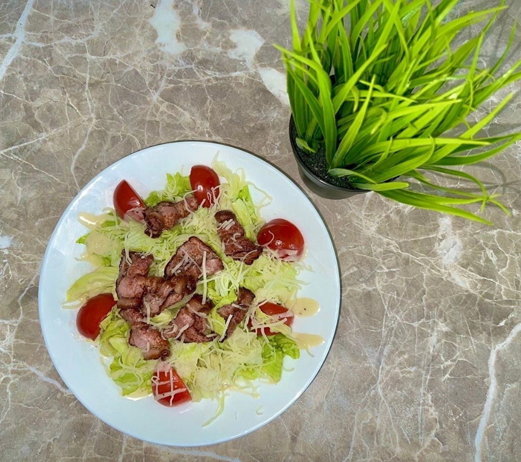 Салат «Цезарь» с беконом