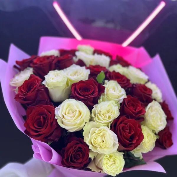 Букет из 35 насыщенно-красных и кремовых роз в бумаге матовой