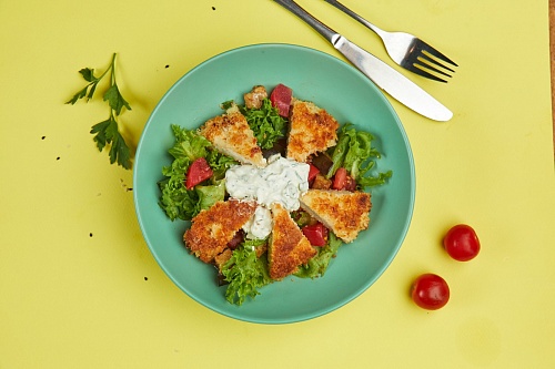 Салат с курицей и баклажаном
