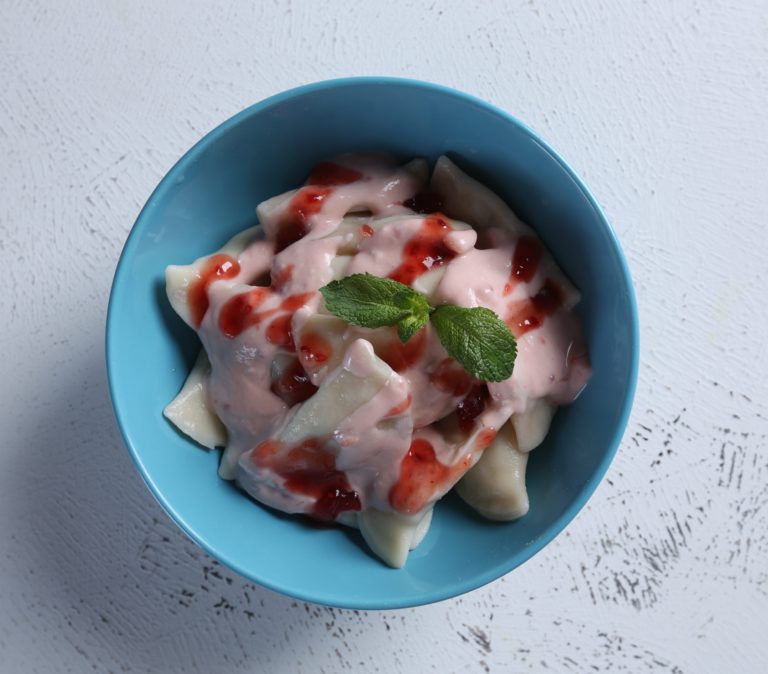 Вареники с малиной и соусом