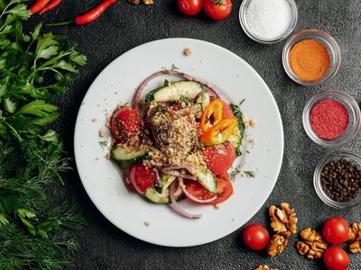 Салат овощной с орехами