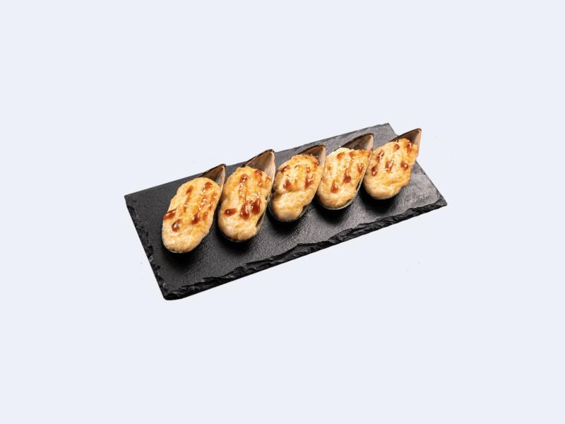 Запечённые мидии в ракушках с фирменным соусом