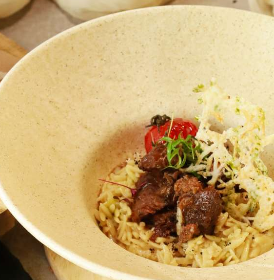 Томленые говяжьи щечки с орзо