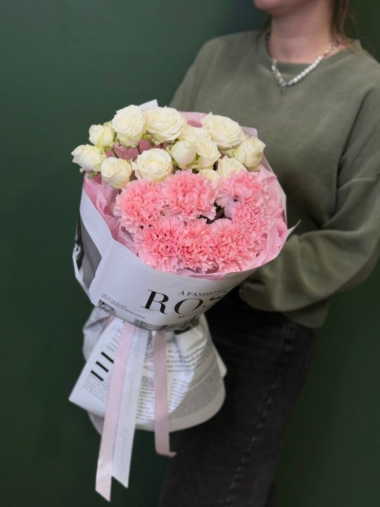 Букет с белыми кустовыми розами и кружевными розовыми диантусами