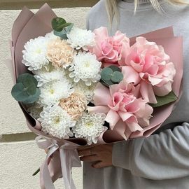 Французские розы с хризантемой и диантусами