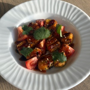 Салат с хрустящими баклажанами и томатами