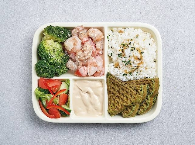 Норвежский бенто с креветкамии в ореховом соусе.
