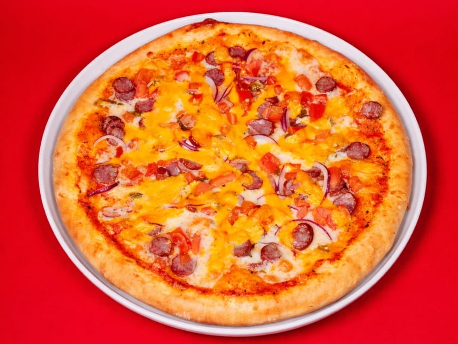 Пицца с охотничьими колбасками