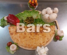 Закрытая пицца с соленным огурцом