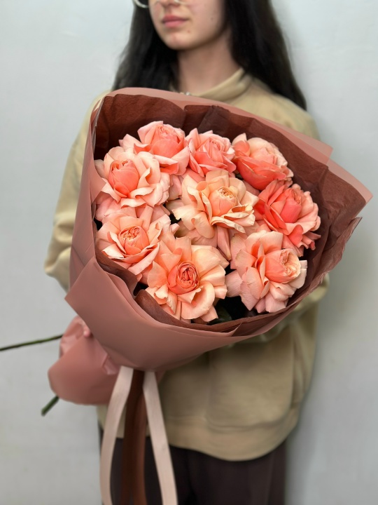 9 эквадорских роз Кахала в упаковке