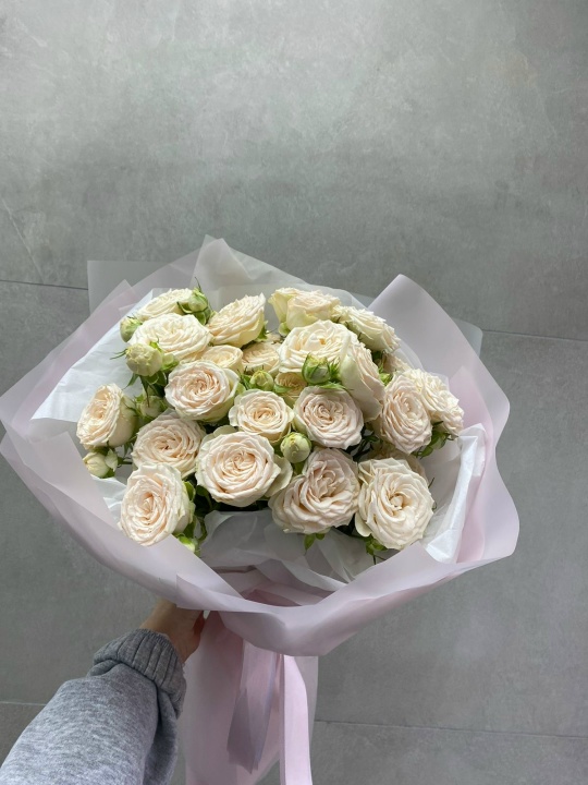 Букет из нежных кустовых пионовидных роз