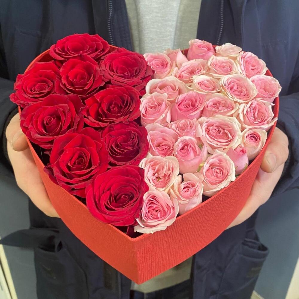 Красные розы и кустовая роза в сердце