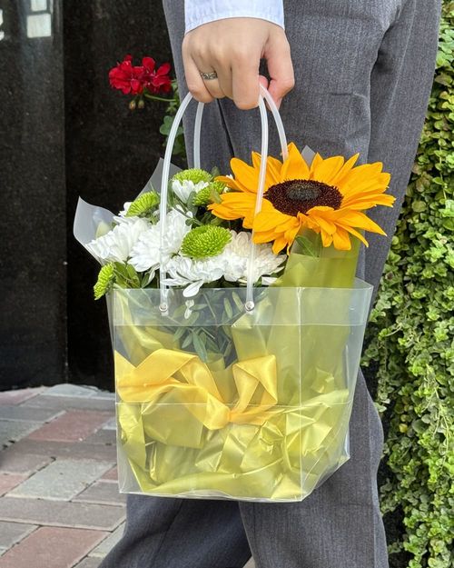 Хризантемы и подсолнух в сумочке