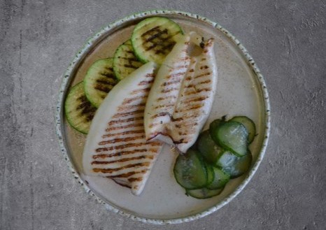 Кальмар на гриле с фирменными огурчиками бурбон и цукини