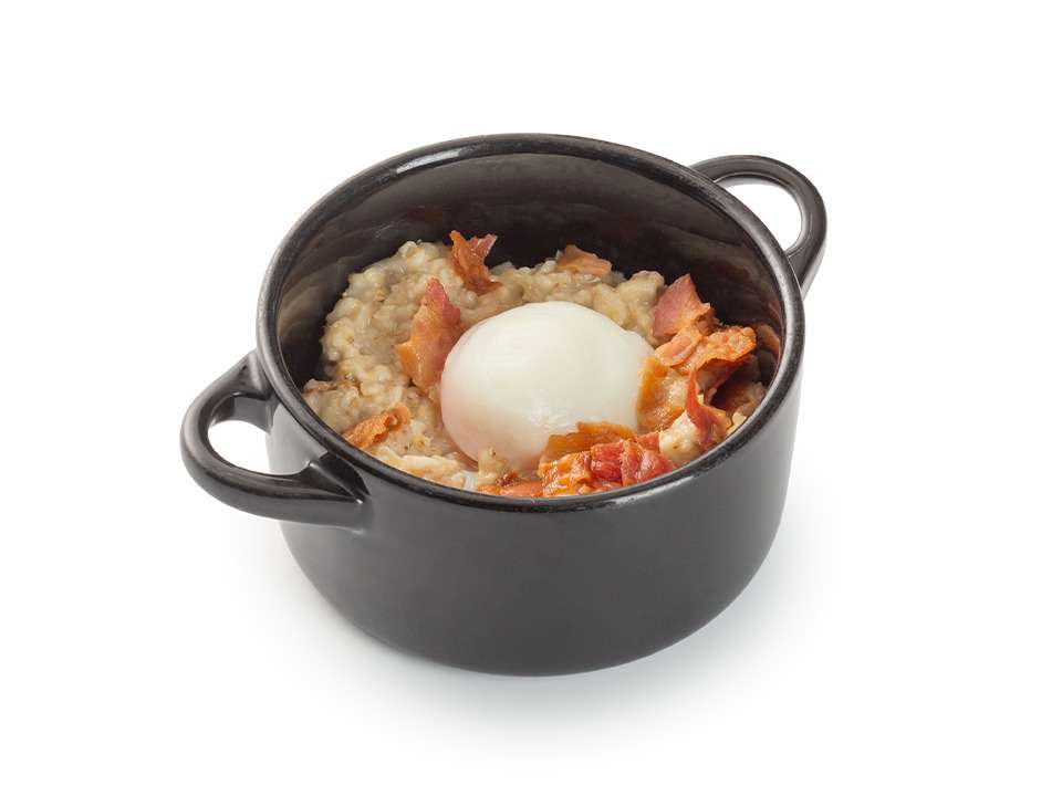 Каша овсяная с беконом и яйцом пашот