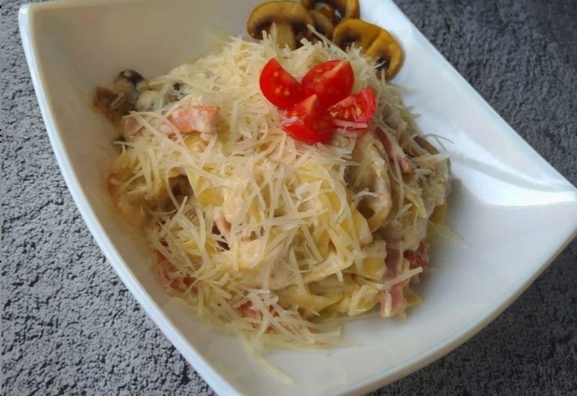 Паста с курицей и шампиньонами