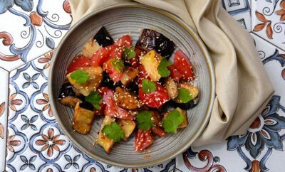 Салат с Хрустящим Баклажаном и Томатами