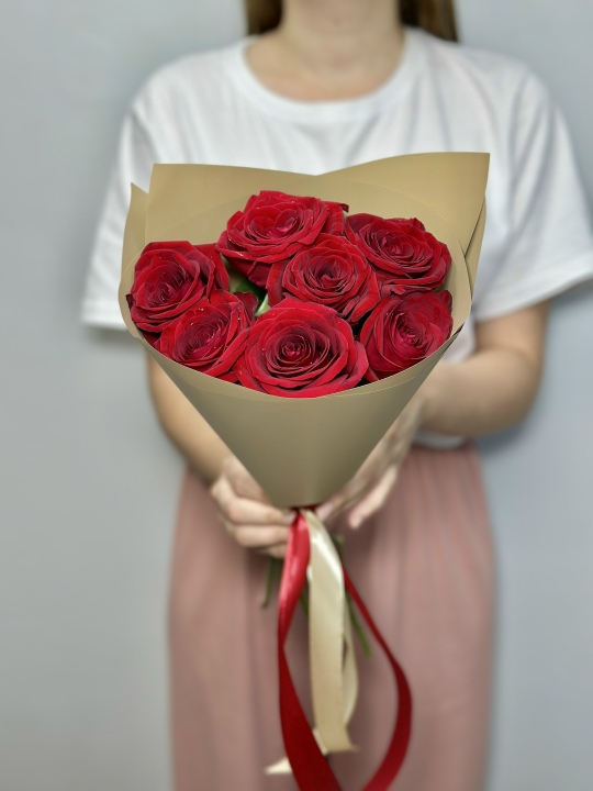 7 красных роз в крафте