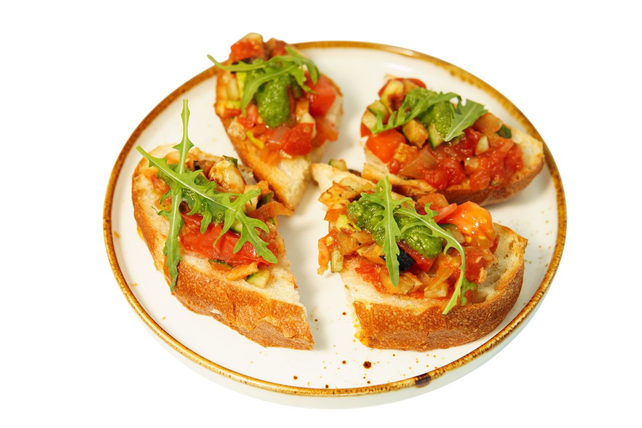Брускетта с овощами и соусом песто