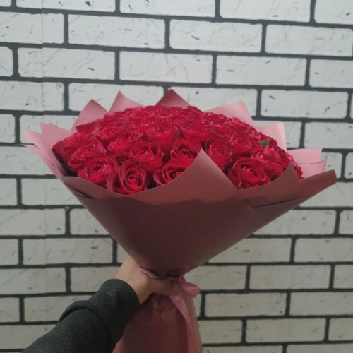 51 красная роза в дизайнерской упаковке 