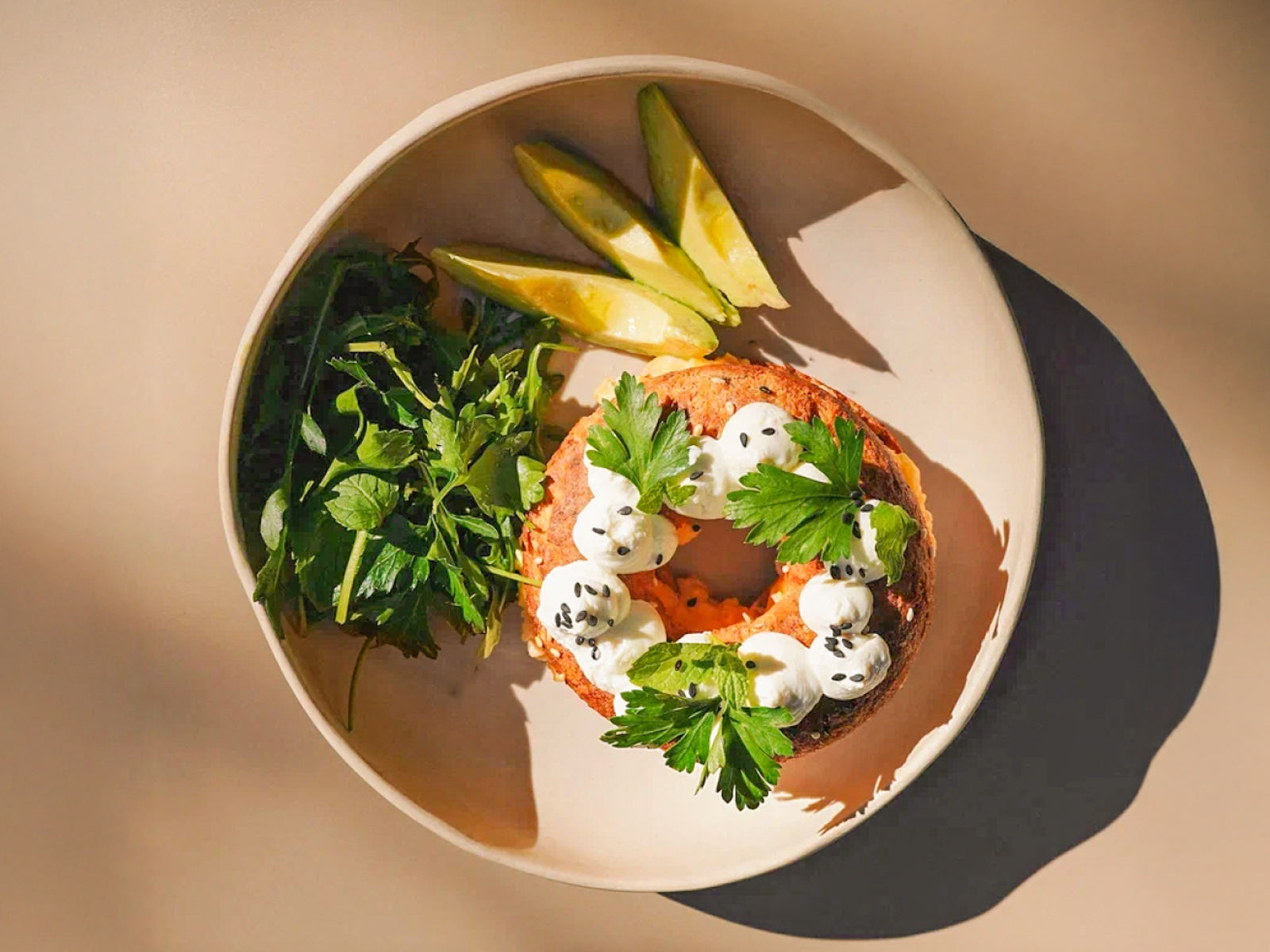 Бейгл протеиновый, скрембл, салат