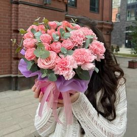 Дуо коробка пионовидных роз с диантусами