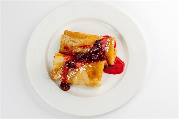 Блины с рикоттой и вишневым соусом