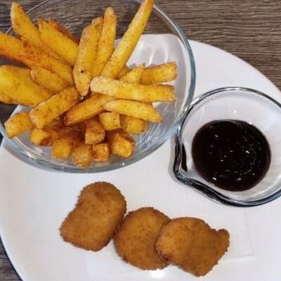 Картофель фри с наггетсами и сырным соус