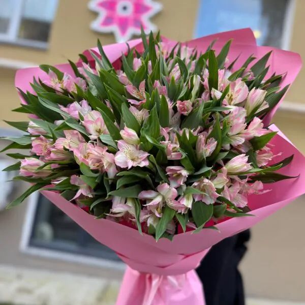 Монобукет сортовых альстромерий в нежно-розовом оформлении!