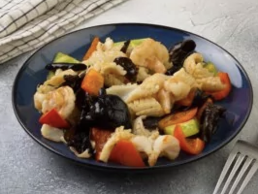 Кальмары и креветки жаренные с бамбуком