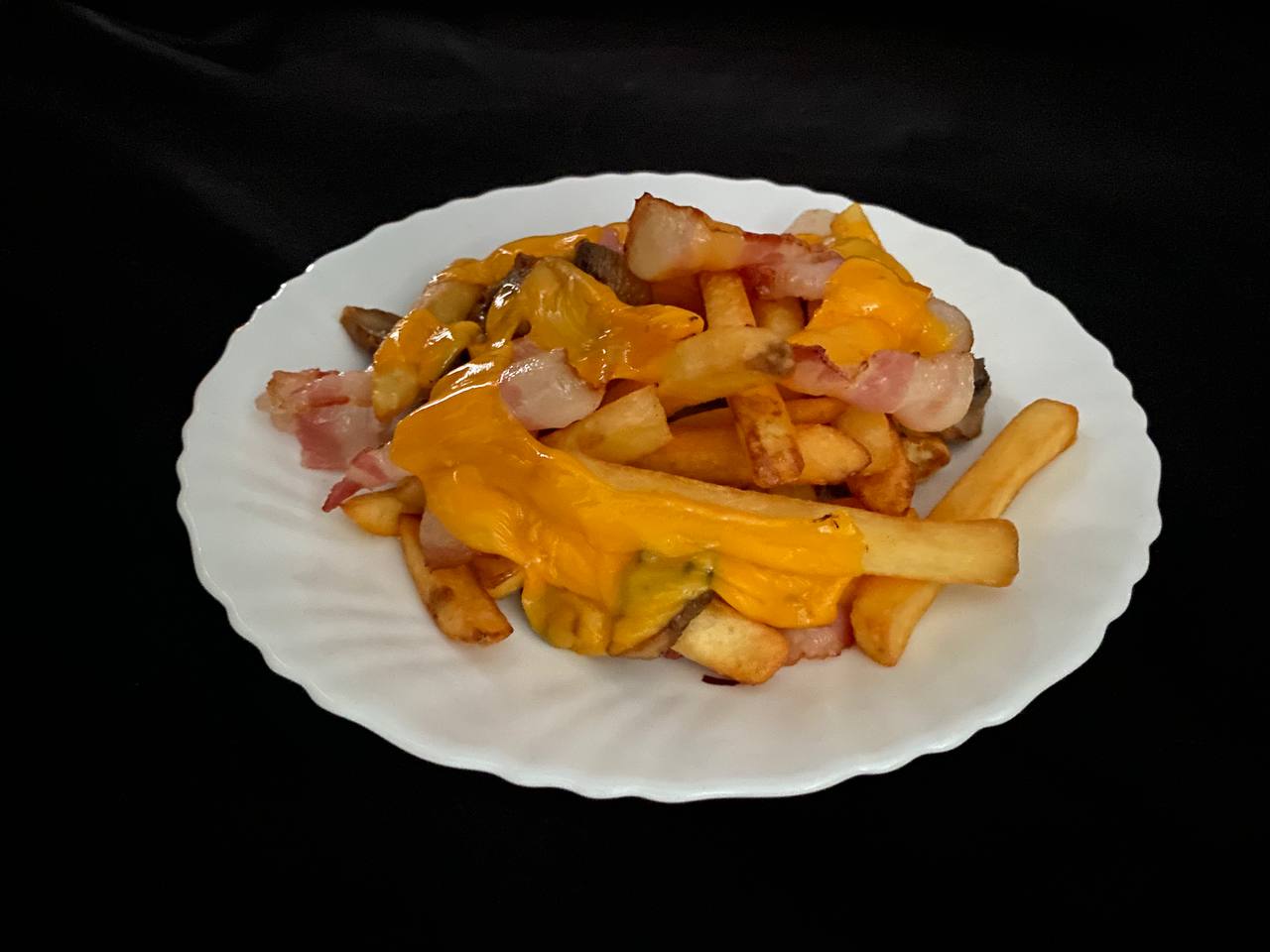 Картофель фри с грибами и беконом