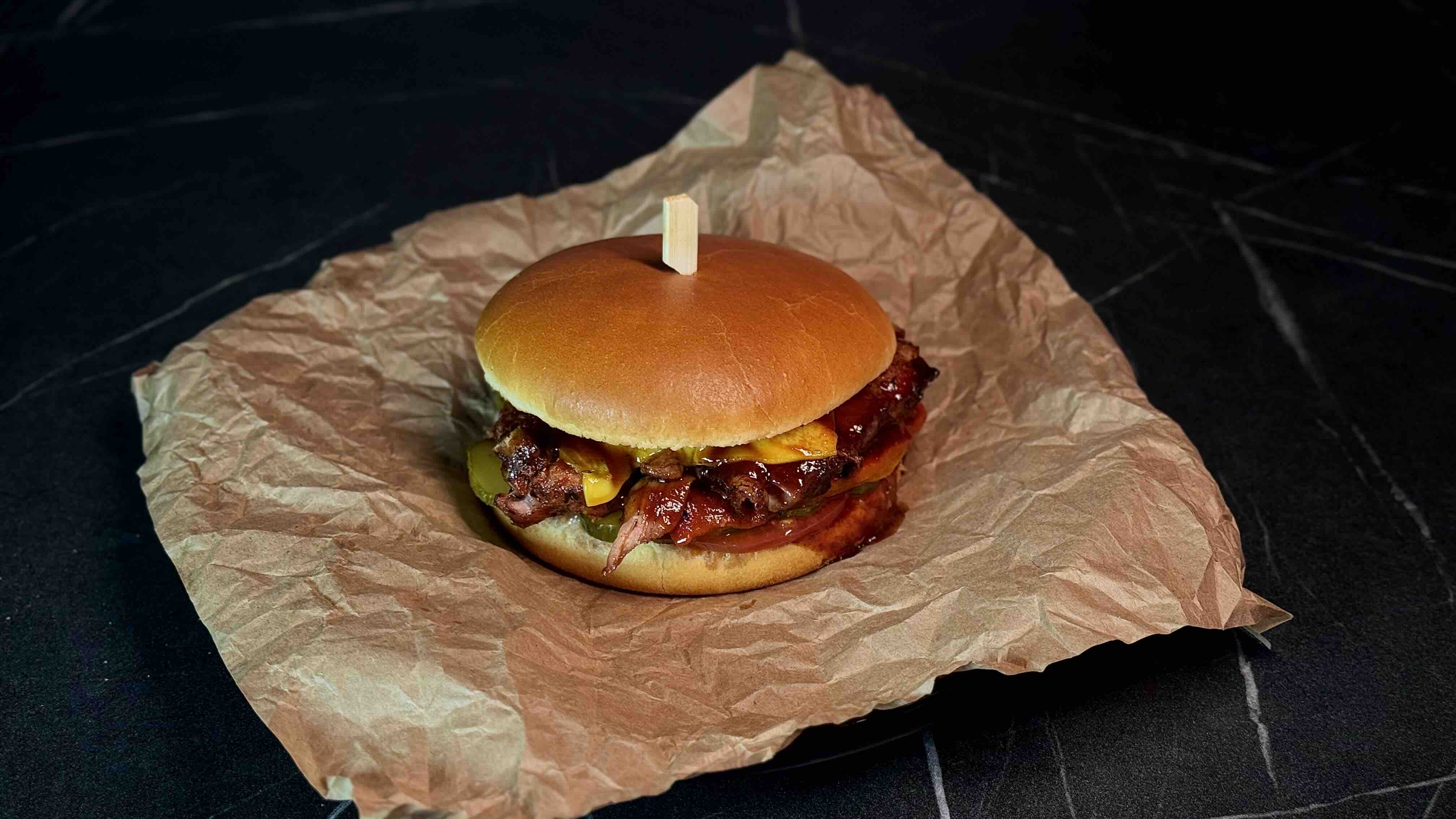 Бургер с рёберным мясом в соусе BBQ