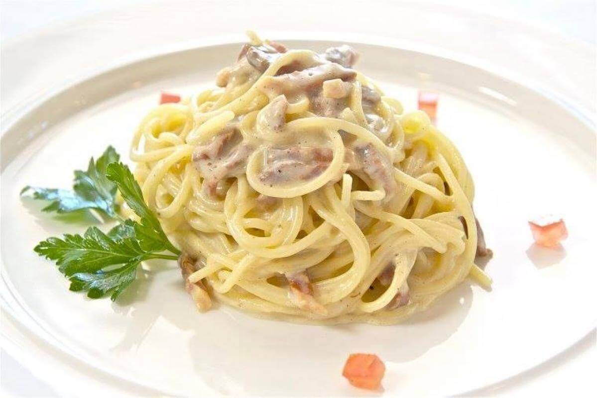 Паста с курицей в соусе бешамель