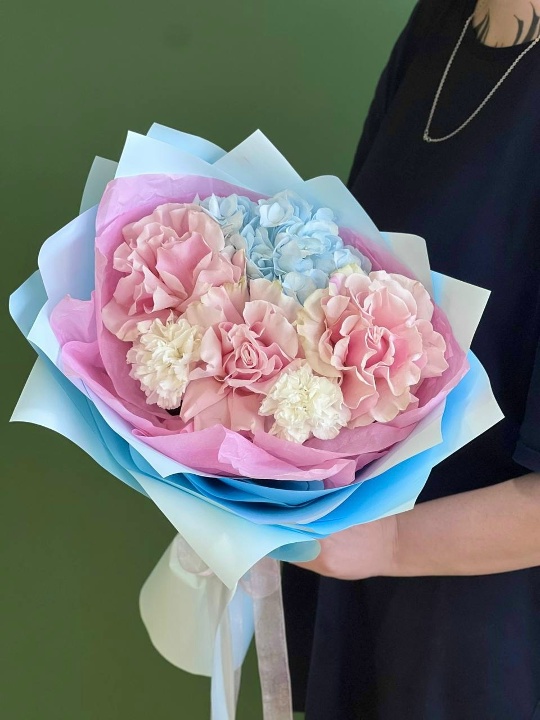 Букет комплимент с гортензией ,французскими розами и гвоздиками