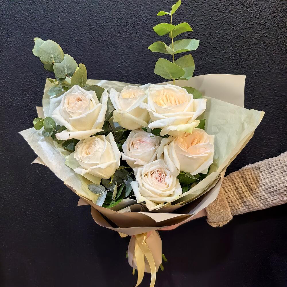 Монобукет из 7 пионовидных роз с эвкалиптом (код 403)