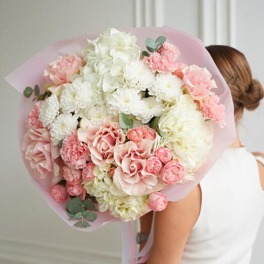 Сборный букет с французкими розами и гортензией 