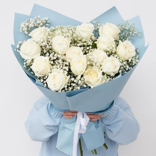 Букет «Фея» из 15 роз с гипсофилой