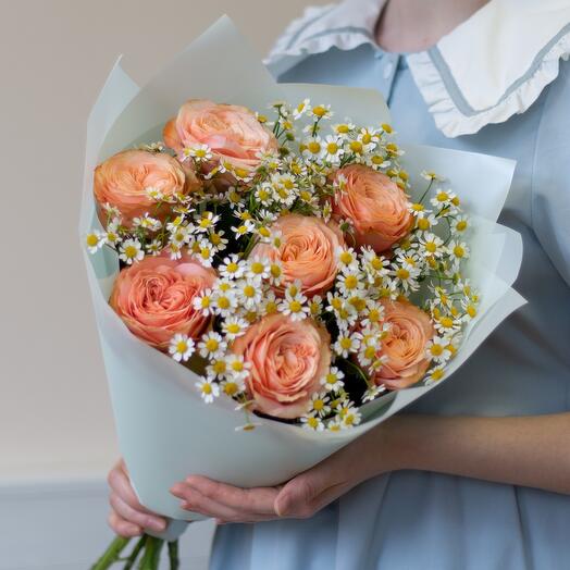 Букет пионовидных роз Кахала с ромашками «Мои мечты»