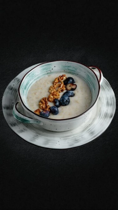 Каша овсяная с ягодами на молоке