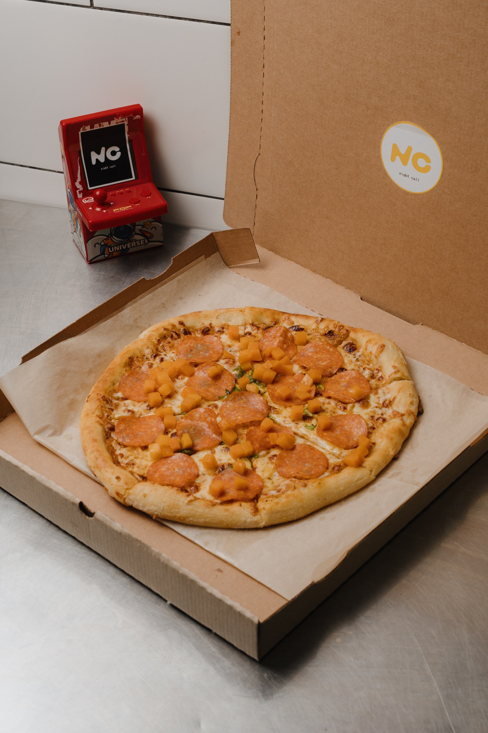 Пицца с острыми колбасками и карамелизированной тыквой